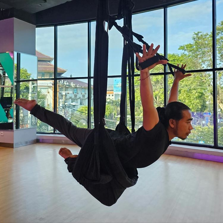 celebrity fitness floating yoga class